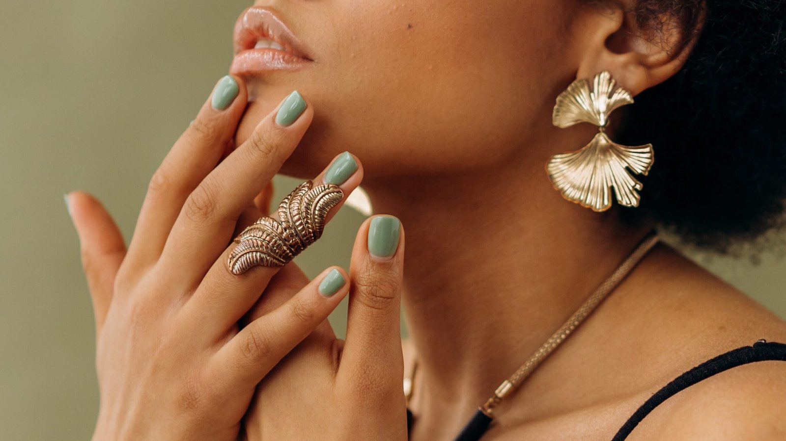 woman with green nails (nail techs in Barbados blog)